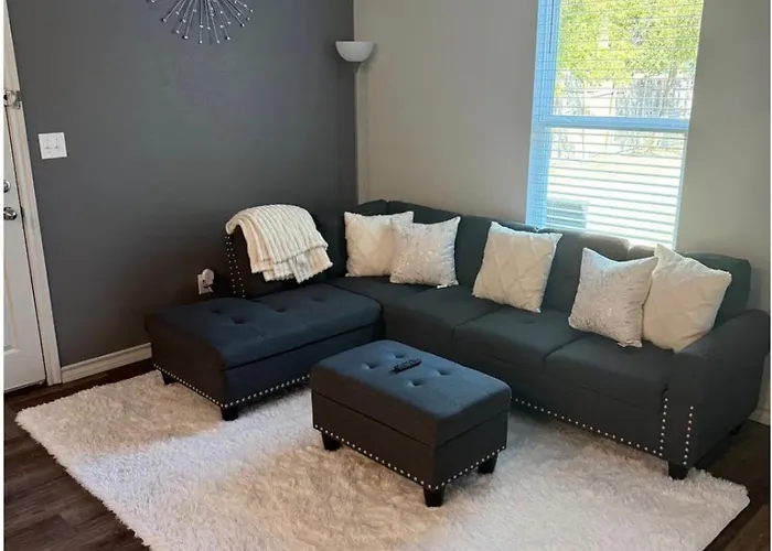 Beautiful Modern 3 Bed 2 Bath *