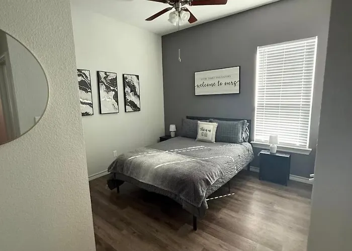 Beautiful Modern 3 Bed 2 Bath *
