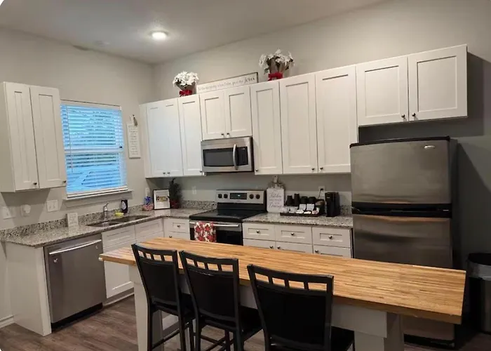 Beautiful Modern 3 Bed 2 Bath *